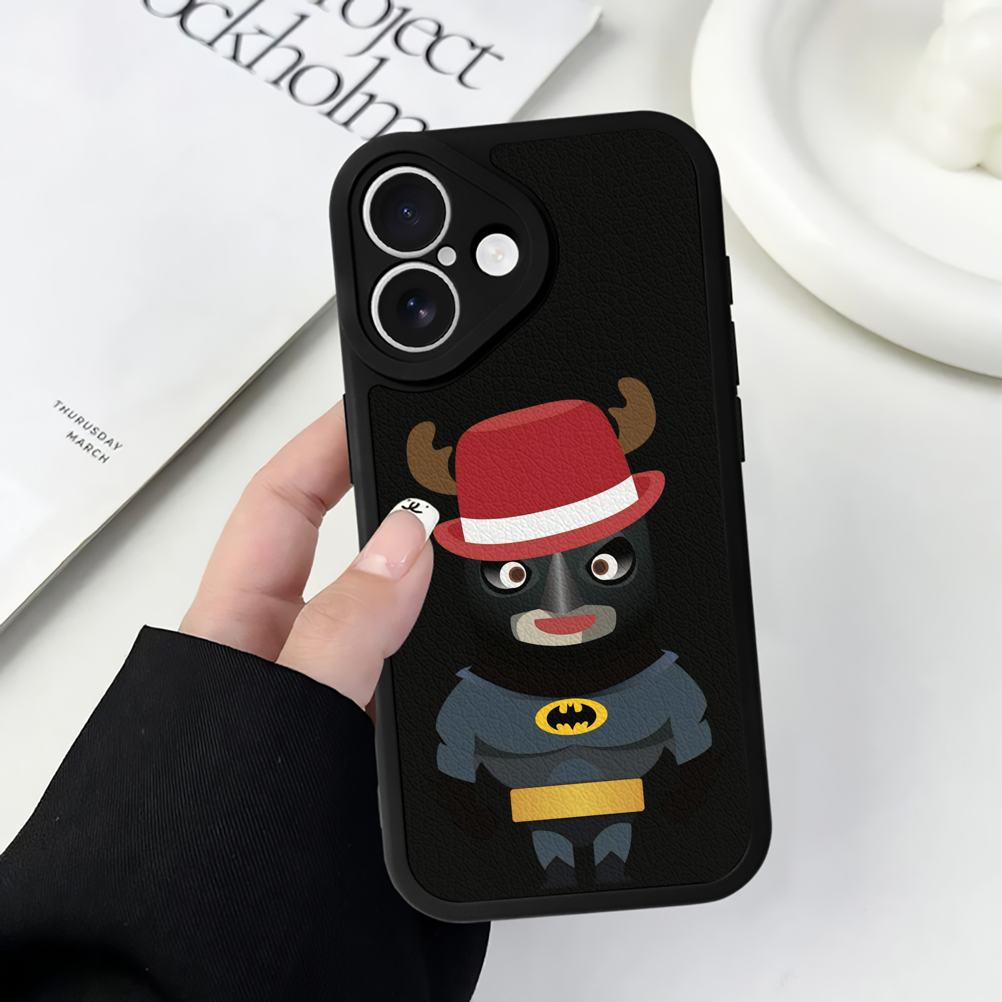 （画像用） アベンジャーズ The Avengers 【iPhone 16シリーズ対応】シリコンスマホケース（レザー調） 材質：シリコン